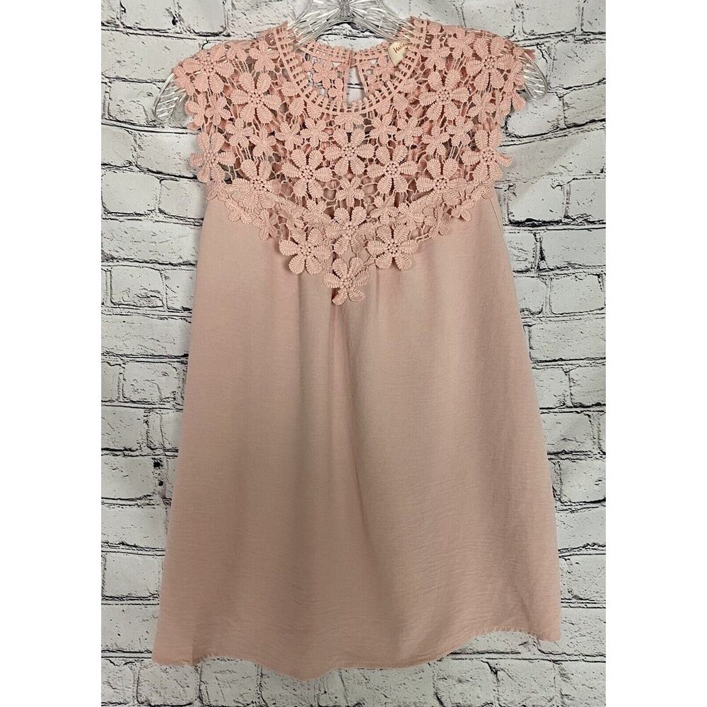 Hailey & Co M Pink Floral Embroidered Neckline Sleeveless Blouse